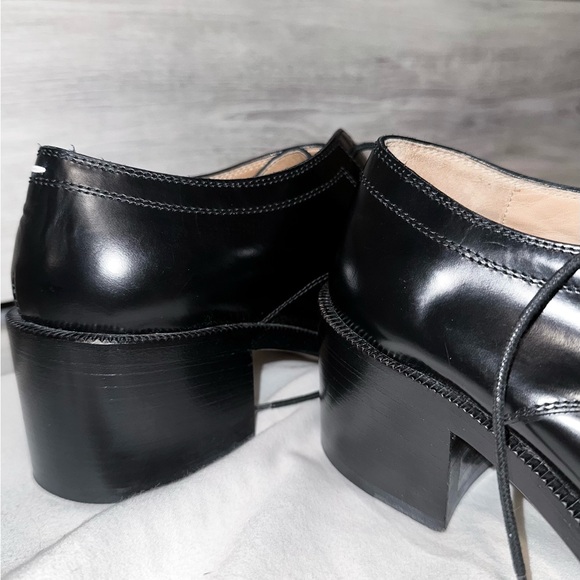 MAISON MARGIELA
Black Tabi Lace-Up Oxfords - Picture 9 of 13